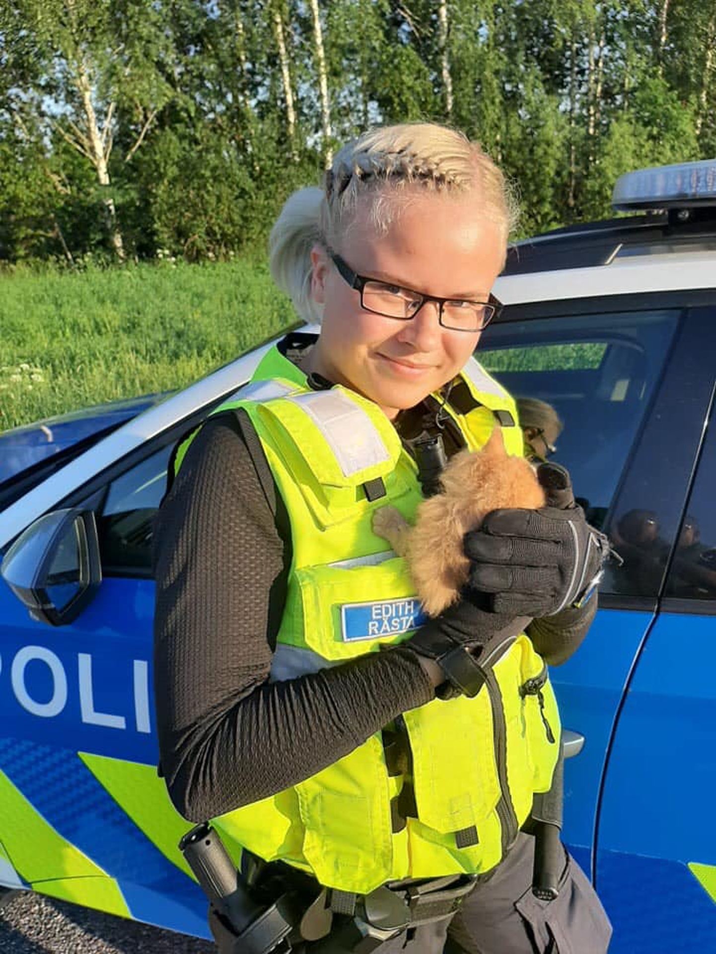 Põlva politseinikud püüdsid Tännassilma-Peri teel silkava kassipoja kinni ja andsid ta üle valla esindajale. Fotol hoiab kassipoega Põlva patrullpolitseinik Edith Rästa.