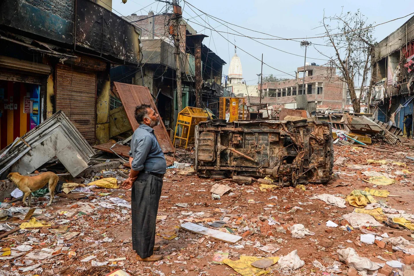Delhi elanik silmitsemas rüüstatud elumaju eile hommikul pärast vägivaldseid kokkupõrkeid, mis lahvatasid uue kodakondsusseaduse vastaste protestide järel.