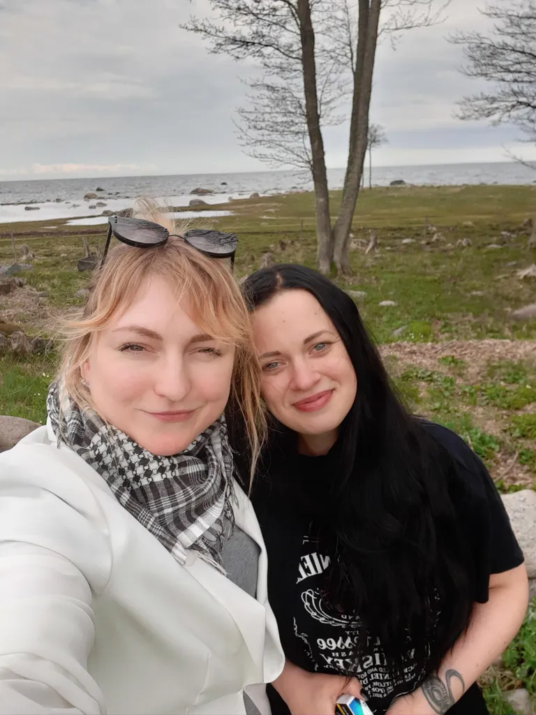 MerMeri pererestorani merekaldaidülli naudivad Daki ja Heidi.