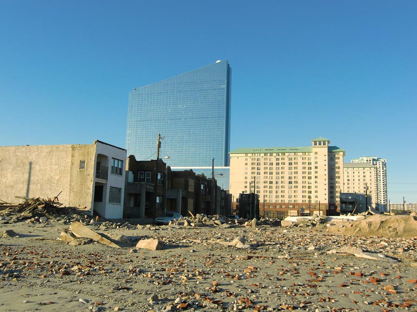 Sandy nn silmas asunud Atlantic Citys tekitas torm suurimaid kahjustusi linna ühes vaeseimas osas Abseconi lahe ääres, kus polnud selliseid kaitsevalle nagu kasiinode juures.