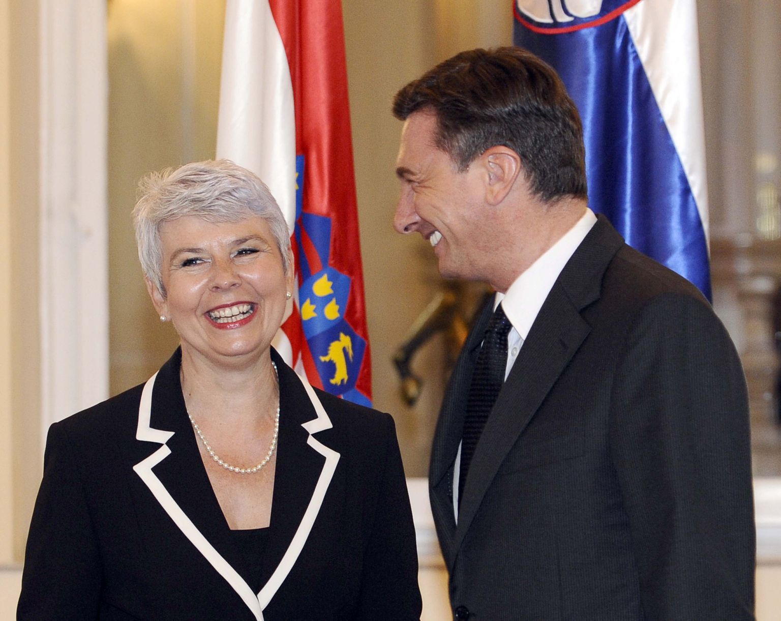 Sloveenia peaminister Borut Pahor (paremal) oma Horvaatia kolleegi Jadranka Kosoriga.