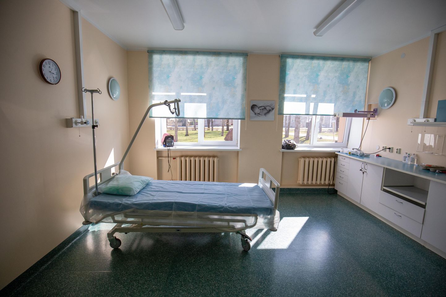 Järvamaa haigla isolatsioonipalatid koroonaosakonnas seisavad praegu tühjalt ning loodetavasti see nii ka jääb. Siis saab voodikohad peagi üle anda plaanilise ravi vajajatele.