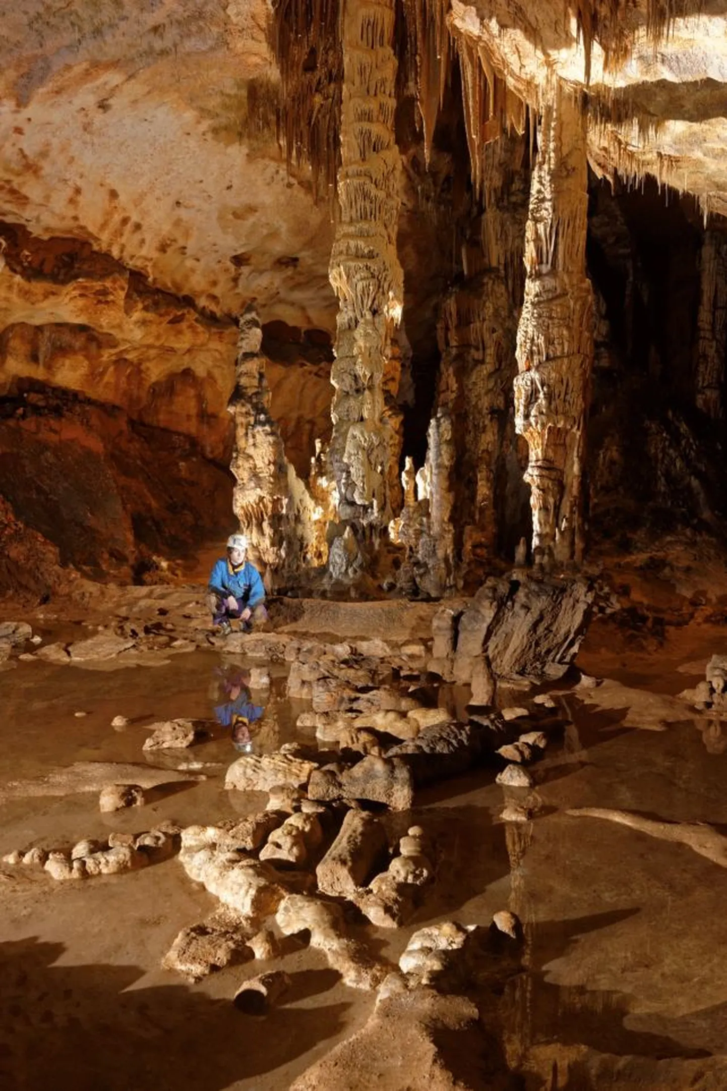 Mõned Saint-Marceli koopa sihilikult paigutatud 69 stalagmiiditükist.