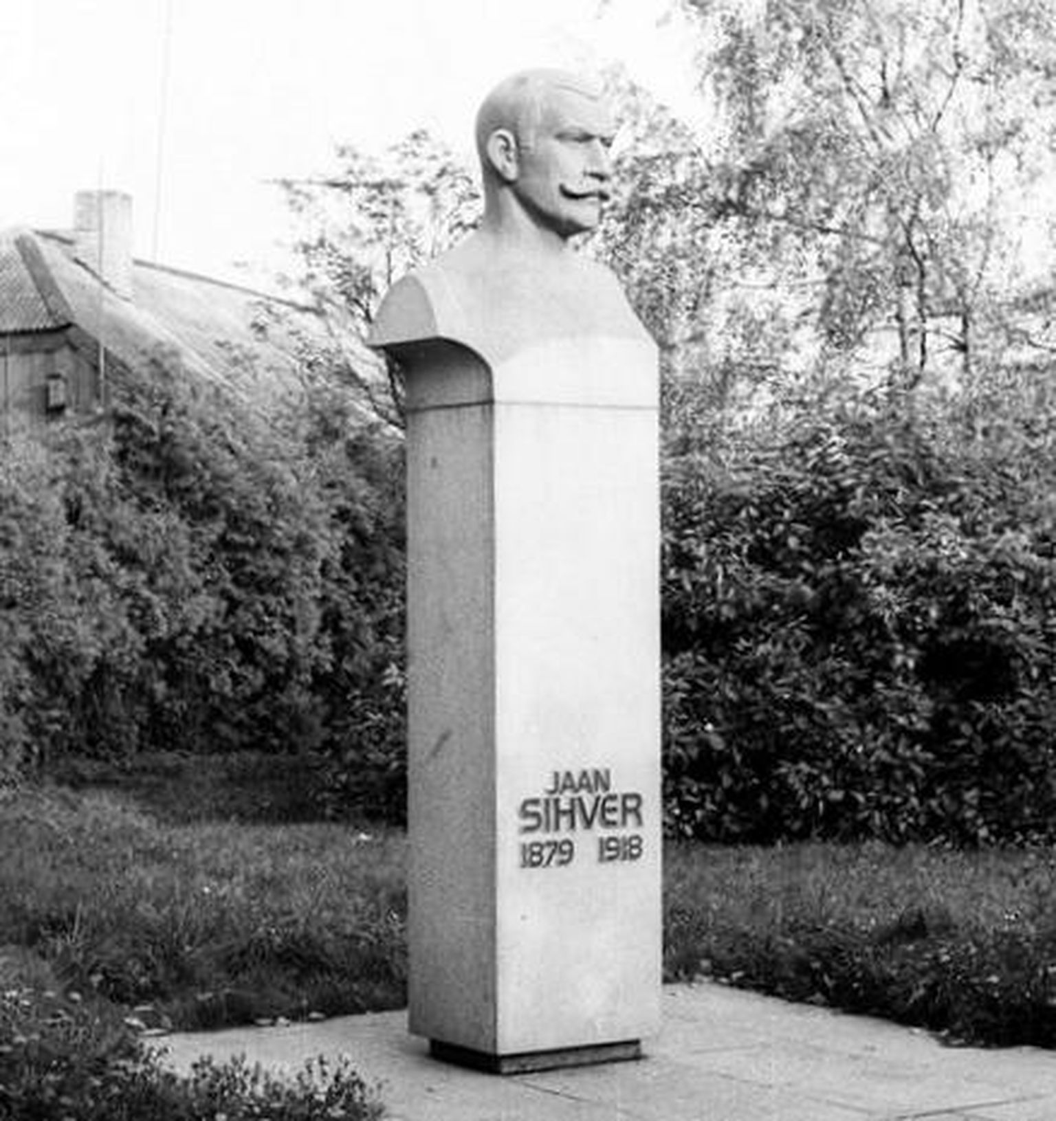 Jaan Sihver Viljandis Posti tänava pargis. 31 aastat tagasi võeti see skulptor August Vommi tehtud kuju maha ning mis sellest edasi sai, pole teada.