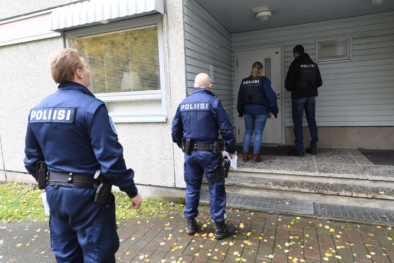 Politseinikud sisenemas Kuopios asuvasse õpilaselamusse