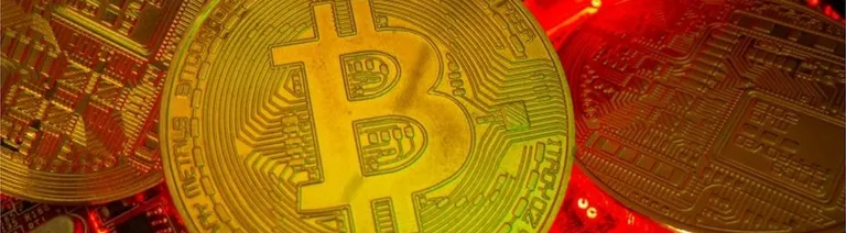 Биткоин - одна из разновидностей цифровых денег, криптовалюта, изобретенная в 2008 году.
