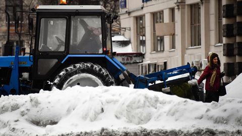 ВИДЕО ⟩ В России снегоуборочный трактор снес памятник бывшему нарвскому промышленнику Александру Штиглицу