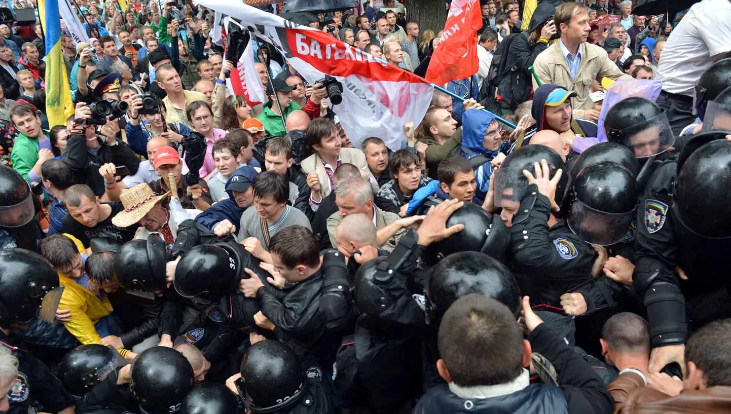 Meeleavaldus Ukraina parlamendihoone ees 5. juunil