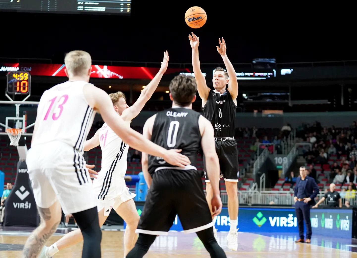"VEF Rīga" spēlētājs Dairis Bertāns (nr.9, melnā tērpā) FIBA Čempionu līgas spēlē basketbolā starp "VEF Rīga" un Vācijas "Telekom Baskets Bonn" komandām "Arēnā Rīga".