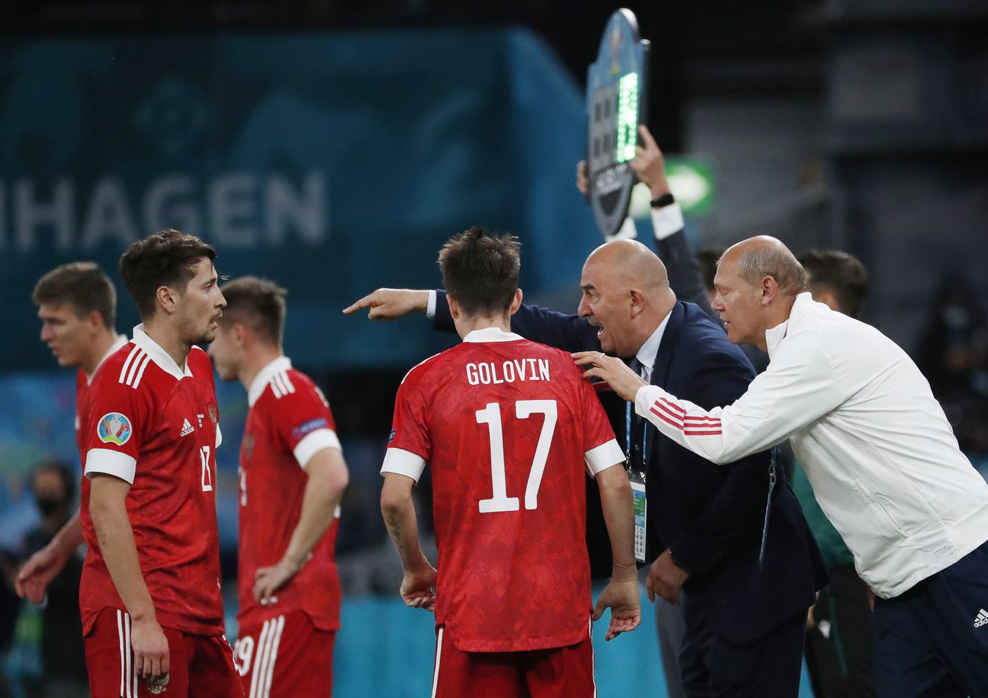 Момент матча между сборными России и Дании.