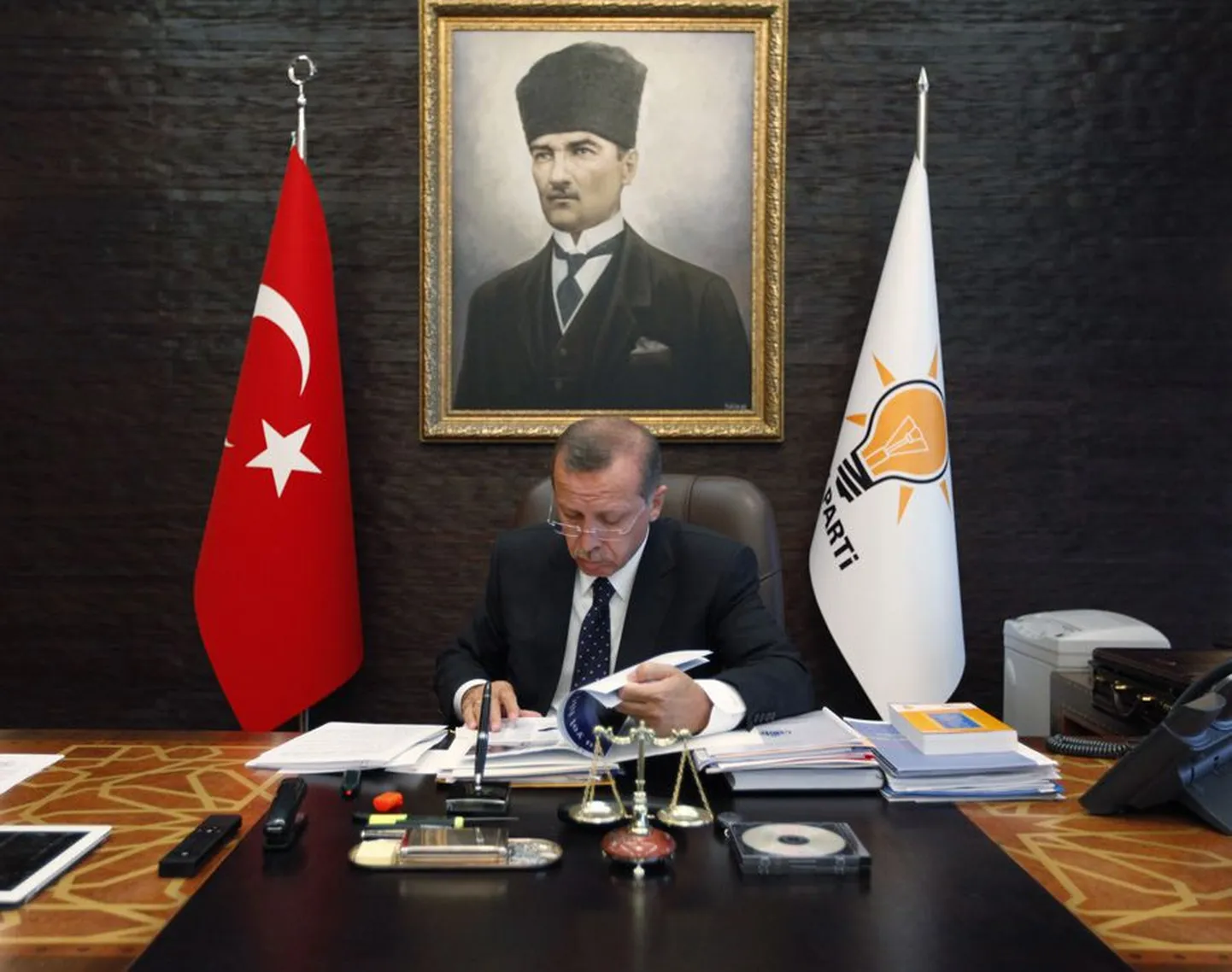 Erdogan ja Atatürk: Türgi peaminister eile Ankaras oma erakonna peakorteris.