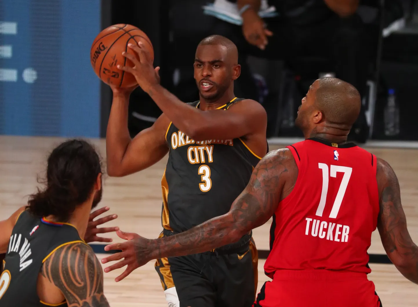 Chris Paul (keskel) rünnakul, teda on takistamas Houston imängumees P.J. Tucker