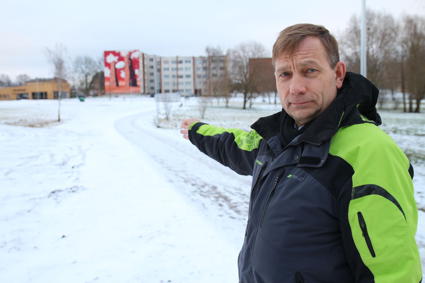 Võru abilinnapea Sixten Sild näitab kohta bussijaama kõrval, kuhu peaks kerkima piirkonna perearste koondav tervisekeskus.