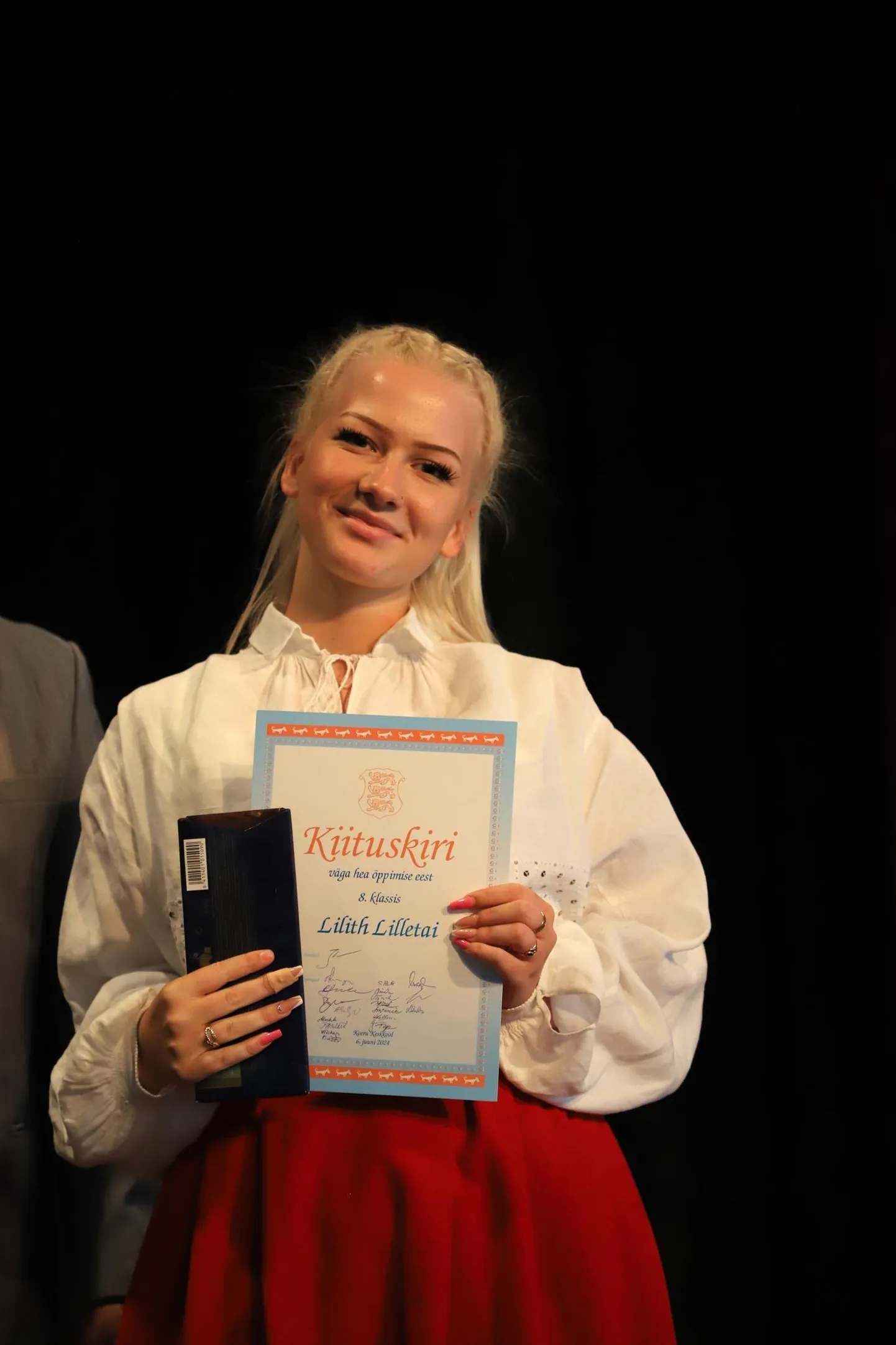 Lilith Lilletaid Koeru keskkoolist jagub kõikjale ning kuigi tema päevad on täis toimetusi, ei tee ta allahindlust ka õpitulemustele ja on kõik kaheksa klassi lõpetanud kiituskirjaga.