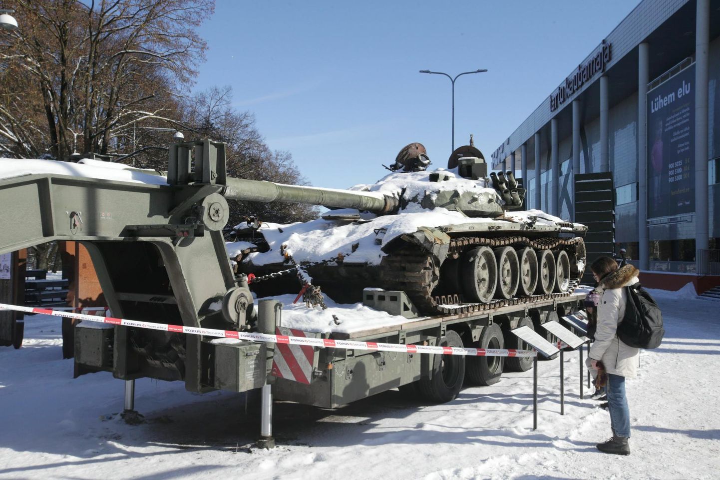 Purustatud Vene tank T-72 Tartu kaubamaja ees 13. märtsil. 