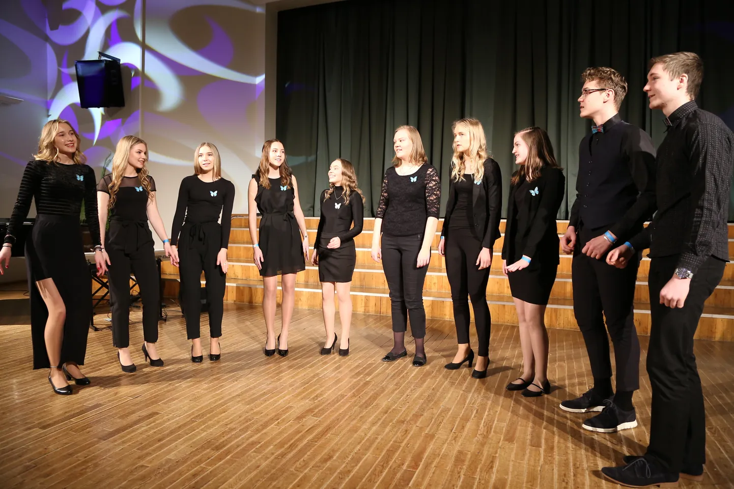 Võit tuli ära: mitmel varasemal aastal esikolmikust välja jäänud ansambel Kultra naasis seekord Jõgevalt esikohaga. Segaansamblis laulavad Maria Eliisabet Avamere (vasakult), Helina Viigand, Sandra Elisee Juhkam, Laura Ojasaar, Lisette Taube, Kärt Rannik, Kai-Melli Kapten, Mia-Maria Männi, Kristjan Orumägi ja Kasper Koiduste.