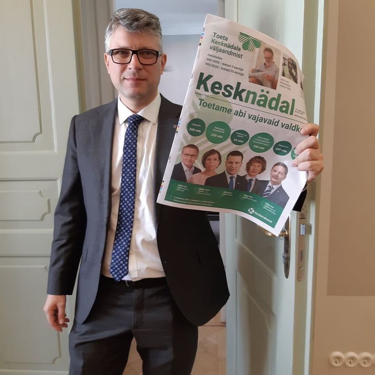 Keskerakonna peasekretär Mihhail Korb poseerib Kesknädalaga, mille esilehel on palju pahameelt tekitanud reklaam.