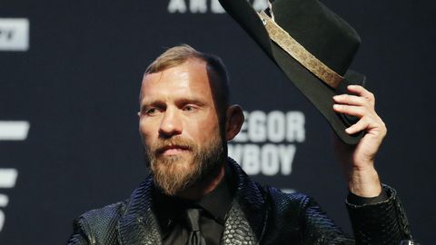 Donald Cerrone tervitab Conor McGregorit uudistekonverentsiga kaabu tõstmisega 15. jaanuaril Las Vegases. Donald Cerrone tervitab Conor McGregorit uudistekonverentsiga kaabu tõstmisega 15. jaanuaril Las Vegases.