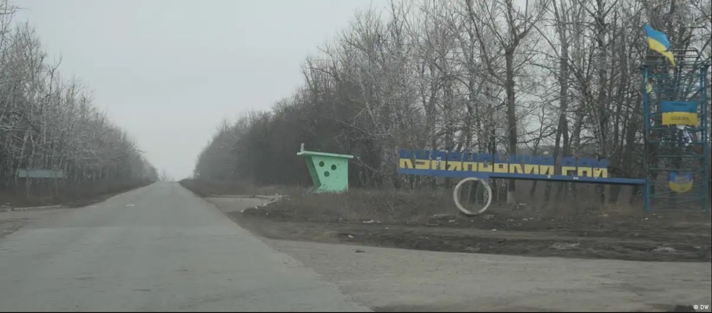Стелла с надписью "Купянский рай" на въезде из Харькова в Купянск (6 марта 2024 года)