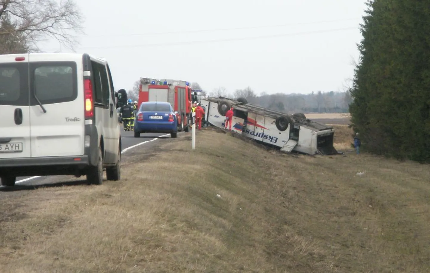 Seljal sõitis kraavi Pärnu-Peterburi liinibuss.