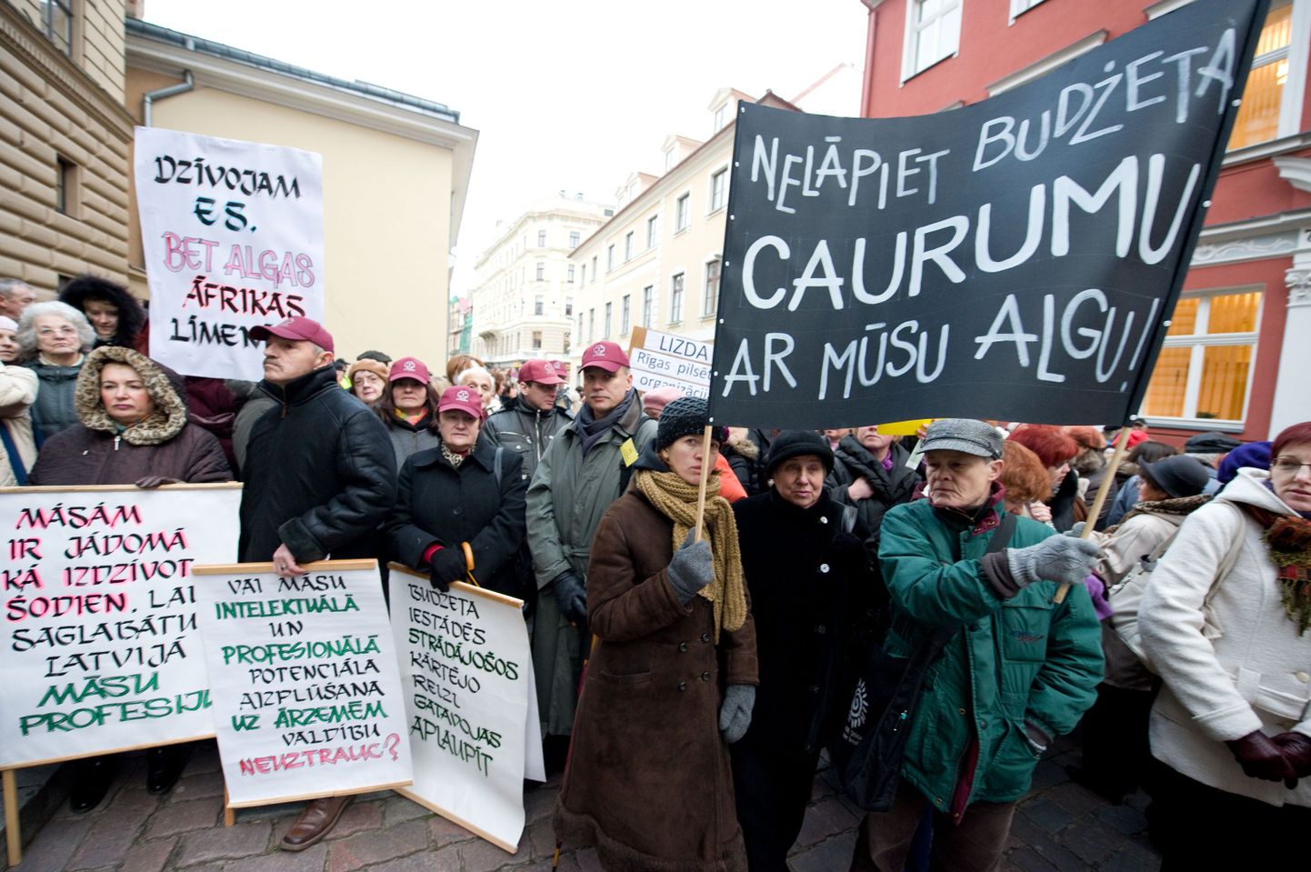 Läti ametiühingute meeleavaldus detsembris parlamendihoone ees.