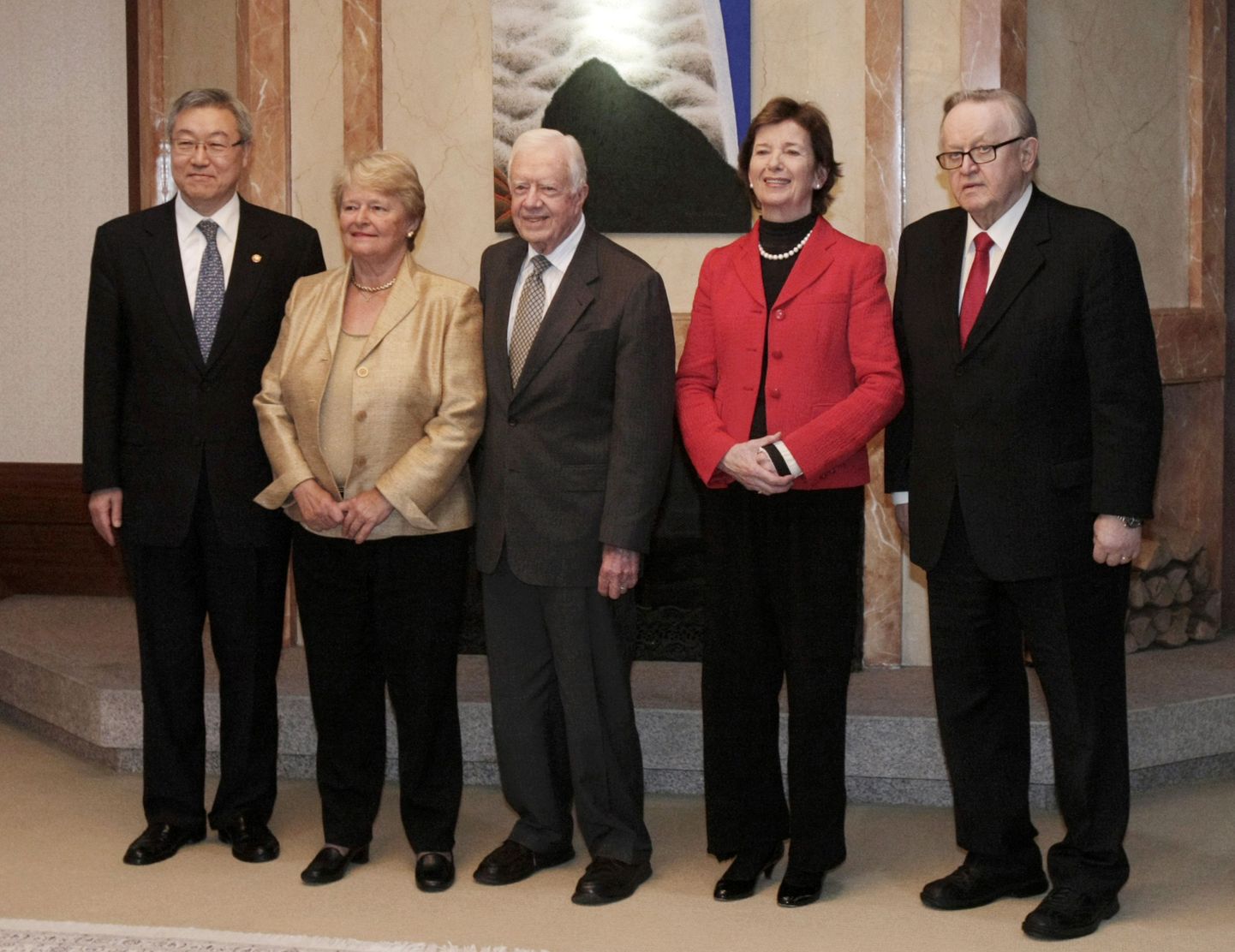 Paremalt Soome ekspresident Martti Ahtisaari, Iiri ekspresident Mary Robinson, USA ekspresident Jimmy Carter, Norra endine valitsusjuht Gro Harlem Brundtland ja Lõuna-Korea välisminister Kim Sung-hwan.