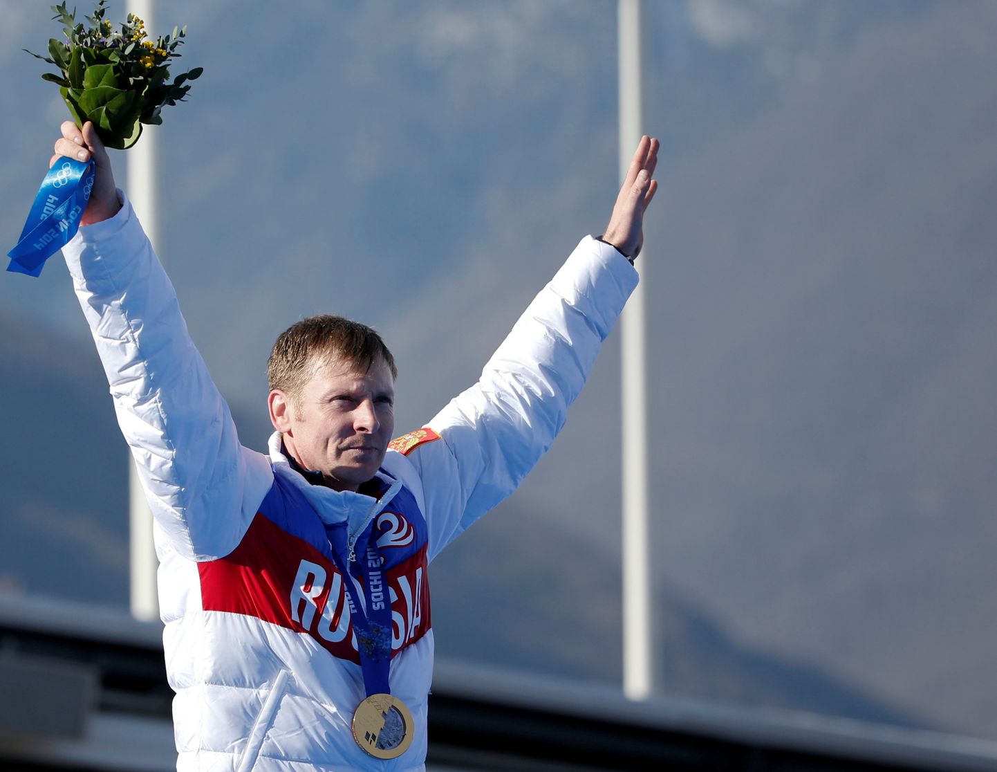 Aleksandr Zubkov oma Sotši olümpiakullaga. Venemaa kohtu otsusega on tal see medal justkui jätkuvalt kaelas, CAS võtab selle talt aga ära.