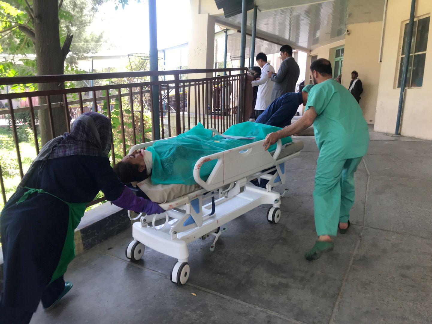 Kabuli plahvatuses kannatada saanud inimene toimetati haiglasse.