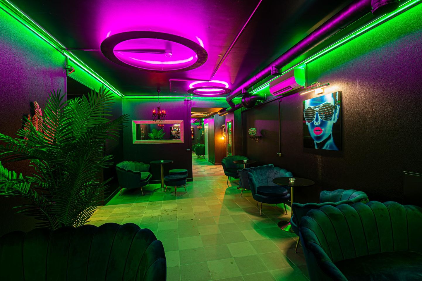 Vesipiibulokaali Shisha Lounge värvilahendus on tume ja väga kirgas korraga.