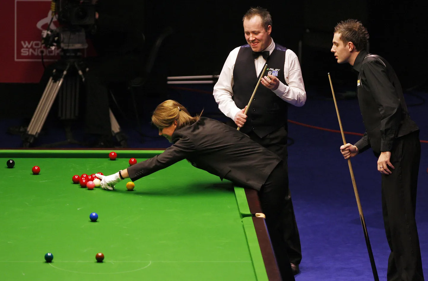 Britt Mark Selby (paremal) ning šotlane John Higgins (keskel) lähevad taas olulises matšis vastamisi.