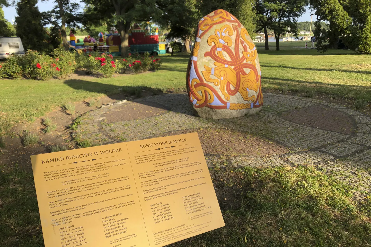 Poolas Wolini saarel asuv ruunikivi, mis on pühendatud Taani kuningale Harald Sinihambale, kes teatud teooriate kohaselt on maetud lähikonda.