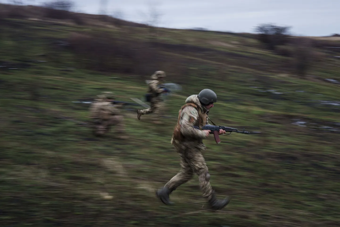 Ukraina sõdurid Donetski eesliini lähedal läbiviidaval väljaõppel 21. jaanuaril 2025. a.
