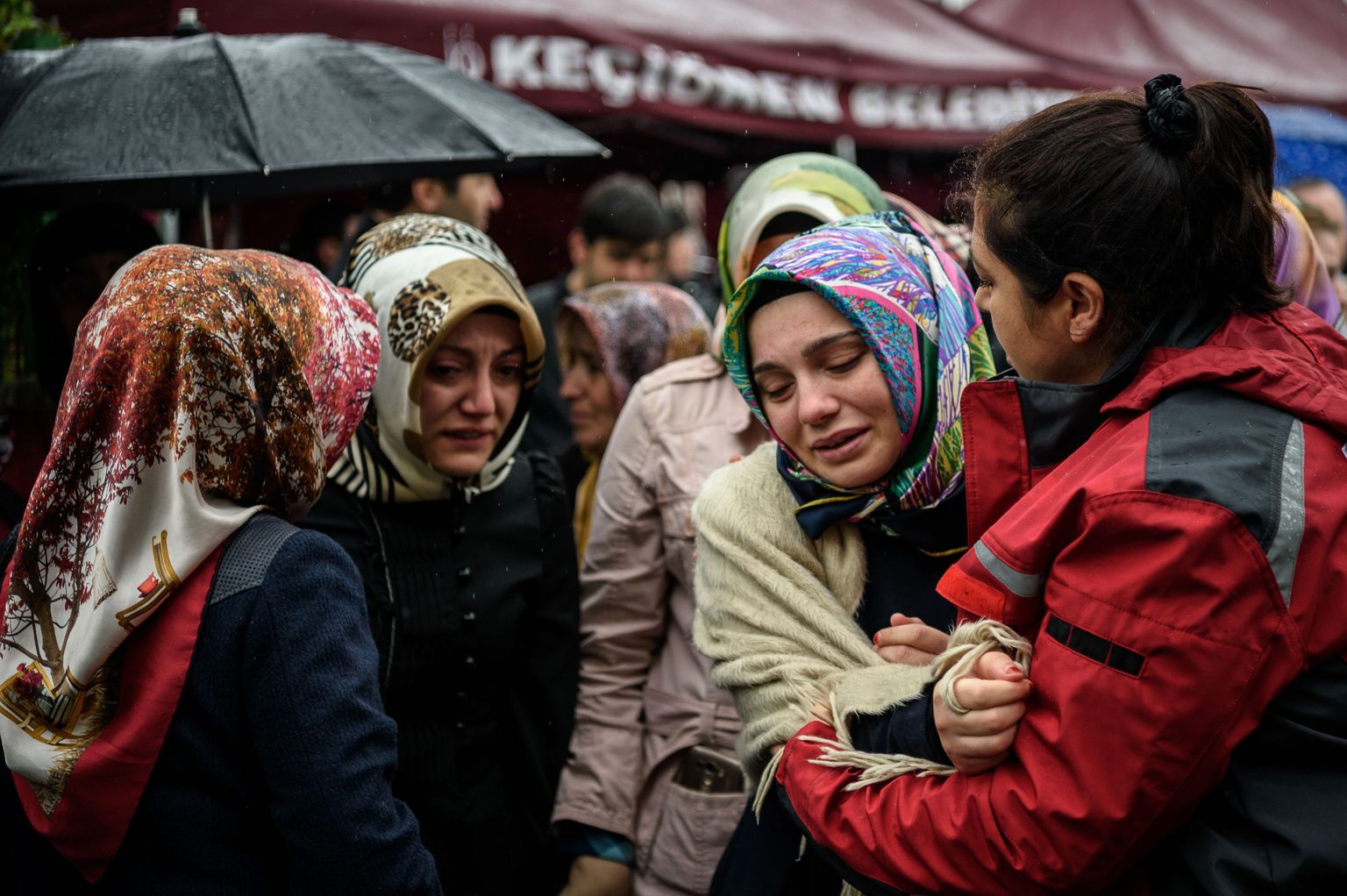 TOPSHOT - Relatives of a victim cry as they wait for the body on March 14, 2016 at the forensic building in Ankara the day after a suicide car bomb ripped through a busy square in central Ankara killing 37 people and wounding 125, officials said. 
No one has claimed the attack, the latest in a spate of deadly attacks to hit Turkey. Turkish warplanes on March 14 struck the outlawed Kurdistan Workers' Party (PKK) in the mountainous Kandil and Gara regions in northern Iraq, the army said. / AFP PHOTO / OZAN KOSE