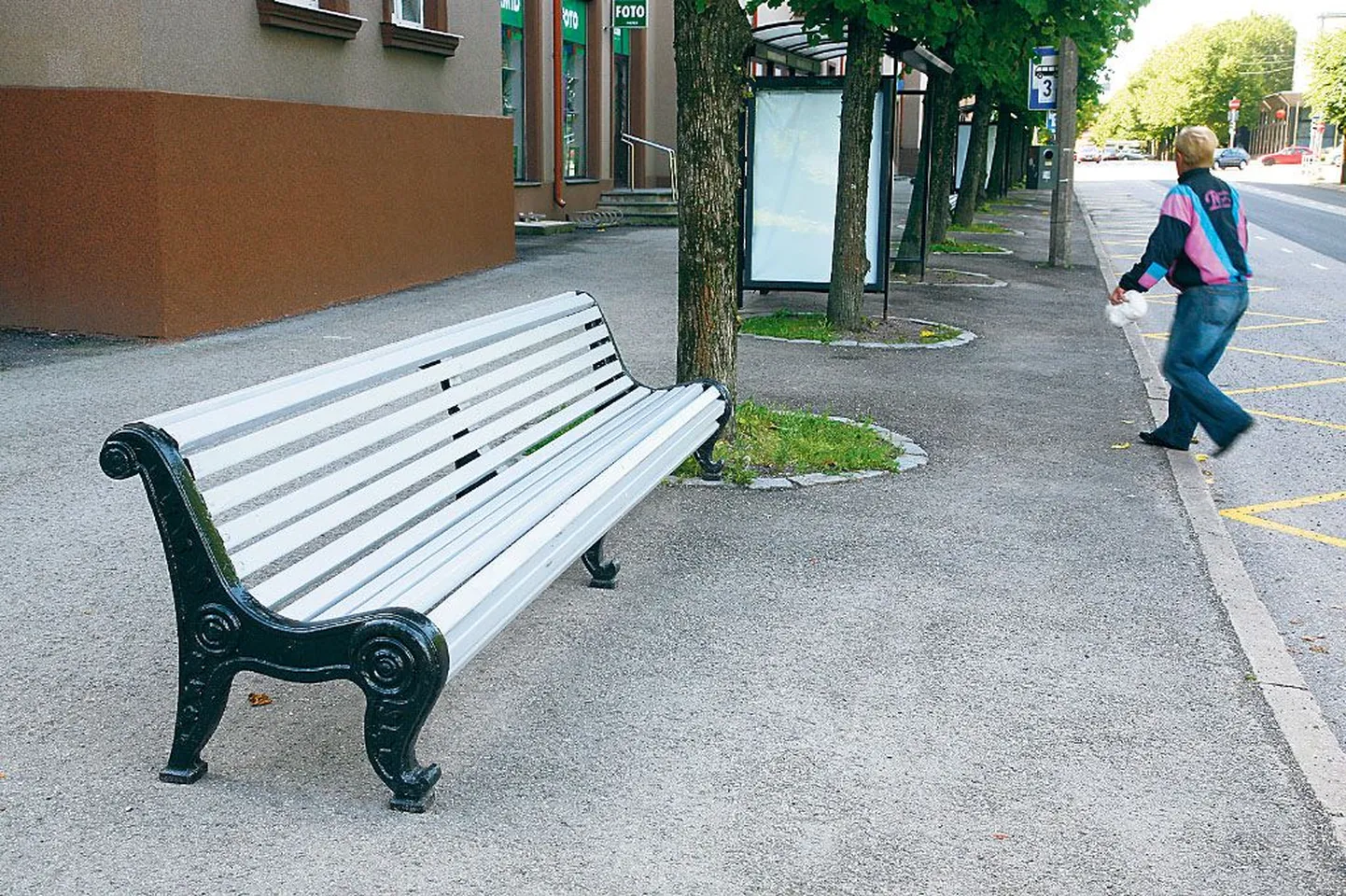 Vee tänava uude bussipeatusse sobivad nn diivanpingid samuti. Need toodi sinna postimaja eest ja Pikalt tänavalt.