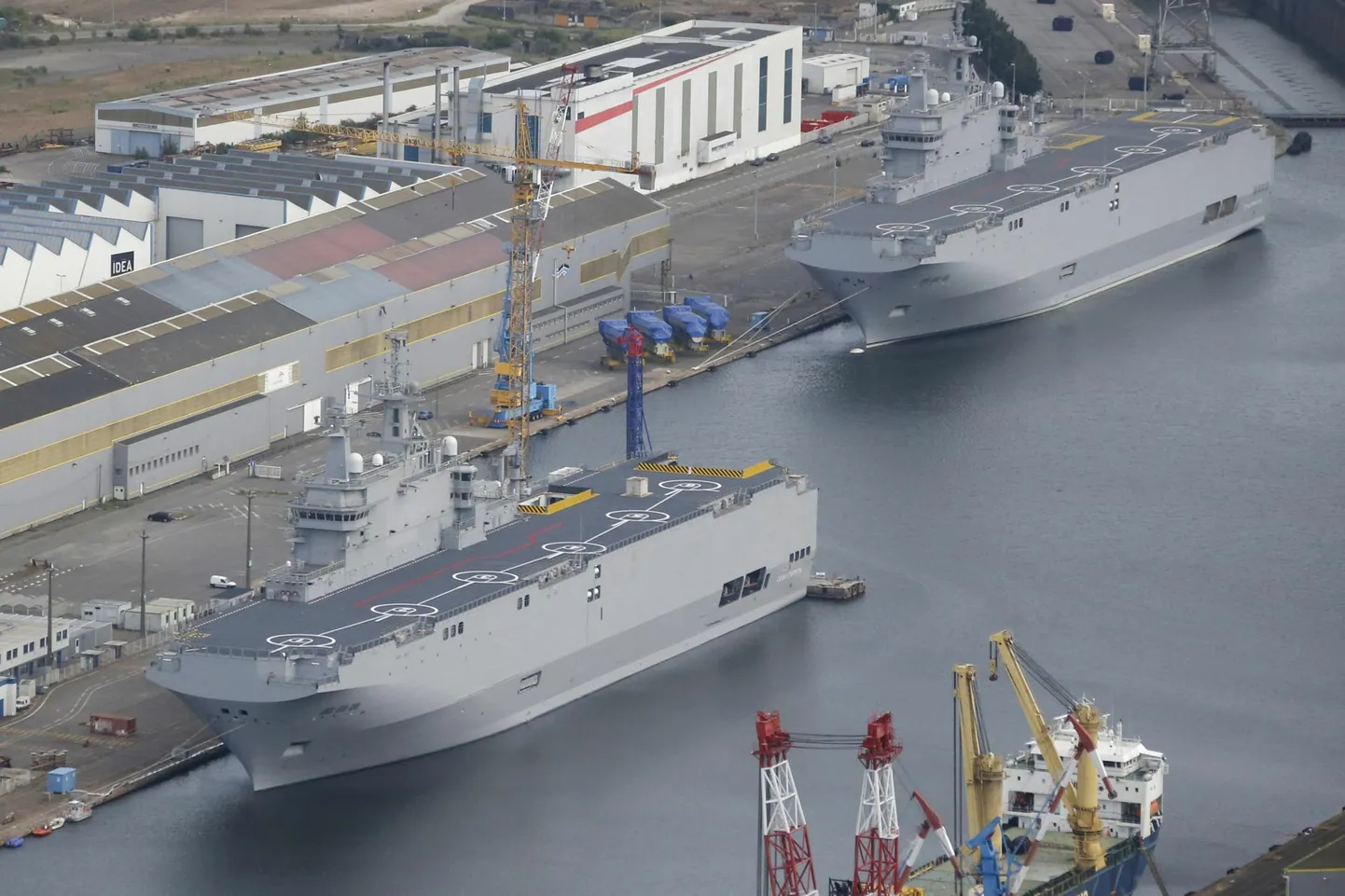 Kaks Mistral-tüüpi helikopterikandjat 2015. aastal Prantsusmaal Saint-Nazaire’i laevatehases. Laevad ostis Venemaa, kuid jõudsid hoopis Egiptuse lipu alla.