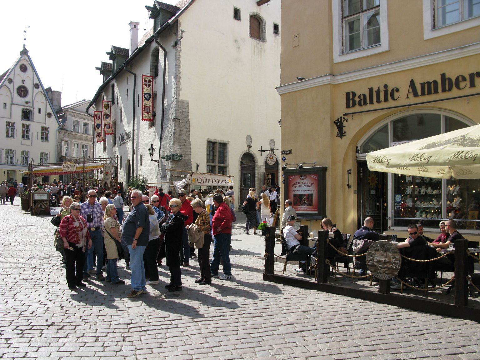 Turistid Tallinna vanalinnas.