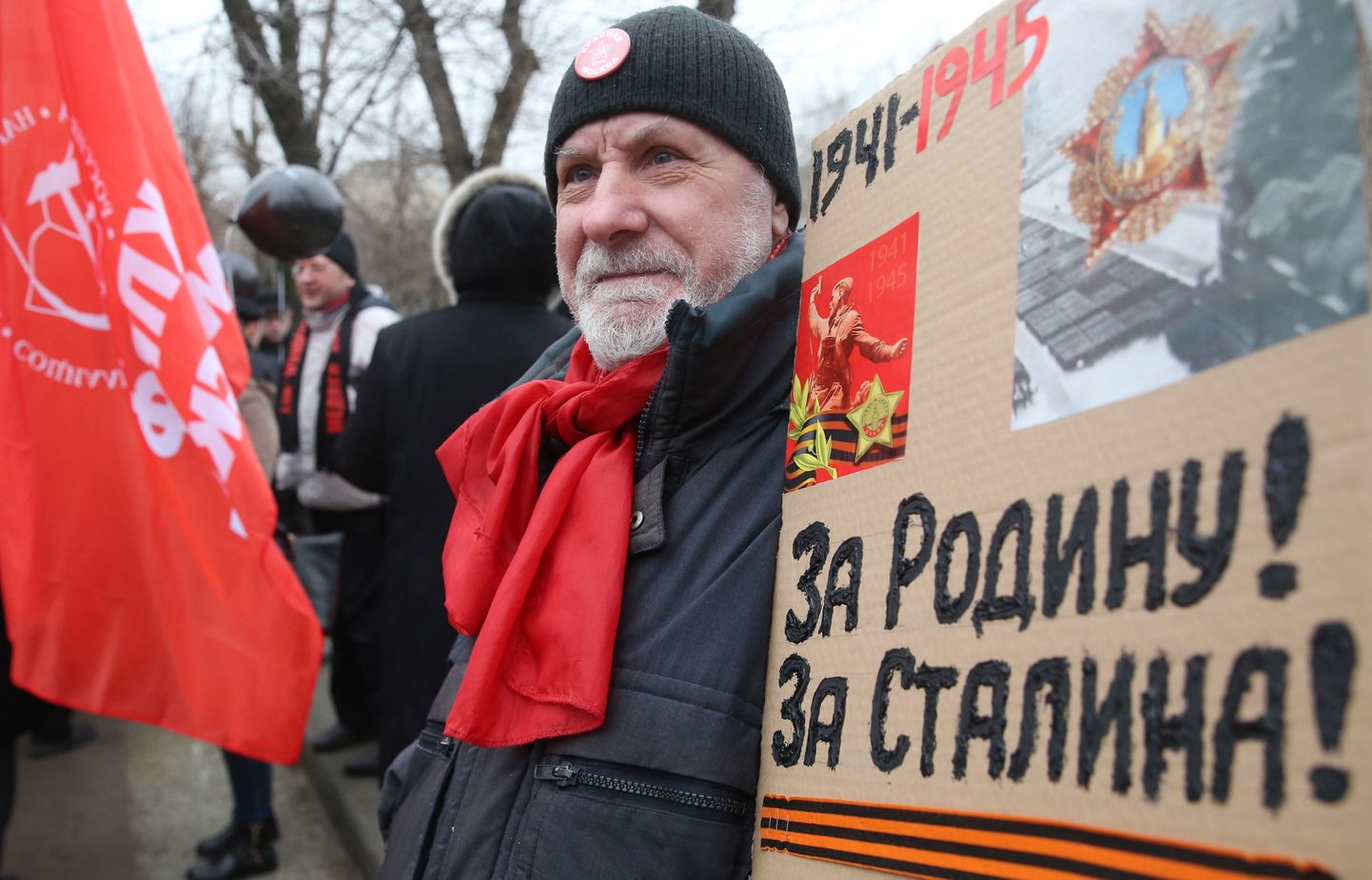 Kommunistliku partei demonstratsioon Moskvas. Mees hoiab silti, millele on kirjutatud «Kodumaa nimel! Stalini nimel!».