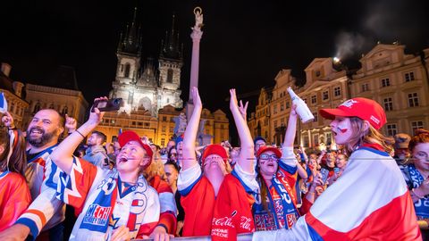 MM-tiitlit tähistanud tšehhid korraldasid Praha tänavatel kaose