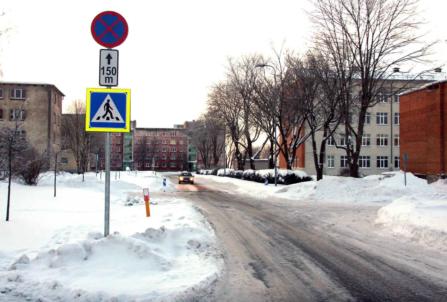 Uued liiklusmärgid paigaldati Katse tänavale ohutuse tagamiseks, kuid kahjuks ignoreerivad paljud autojuhid neid pahatihti.