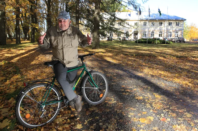 Kambja vallamajas. Esiplaanil Evald Ilves./Margus Ansu