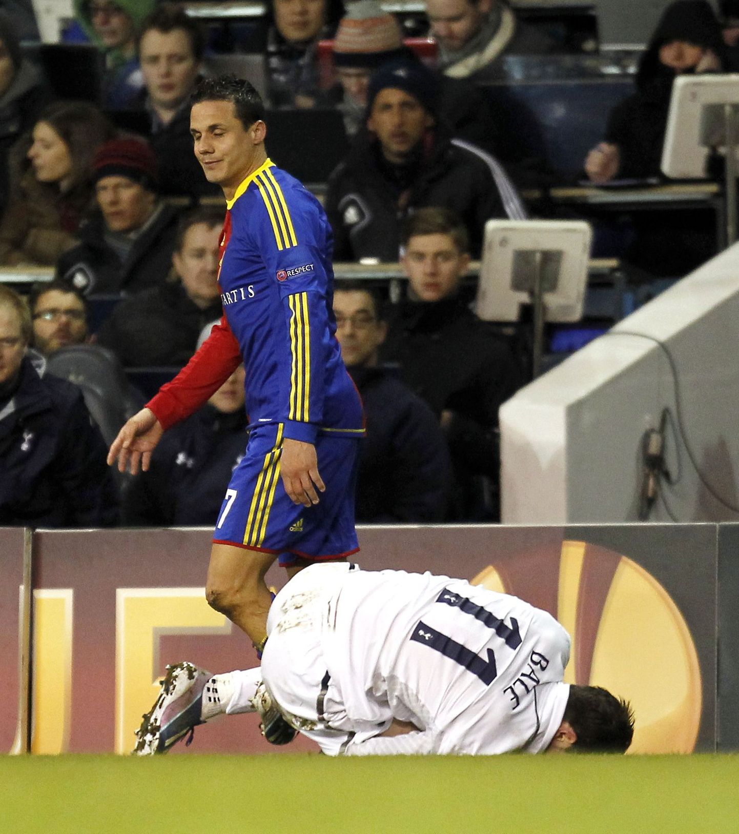 Gareth Bale (pikali) vigastas matšis Baseliga hüppeliigest.