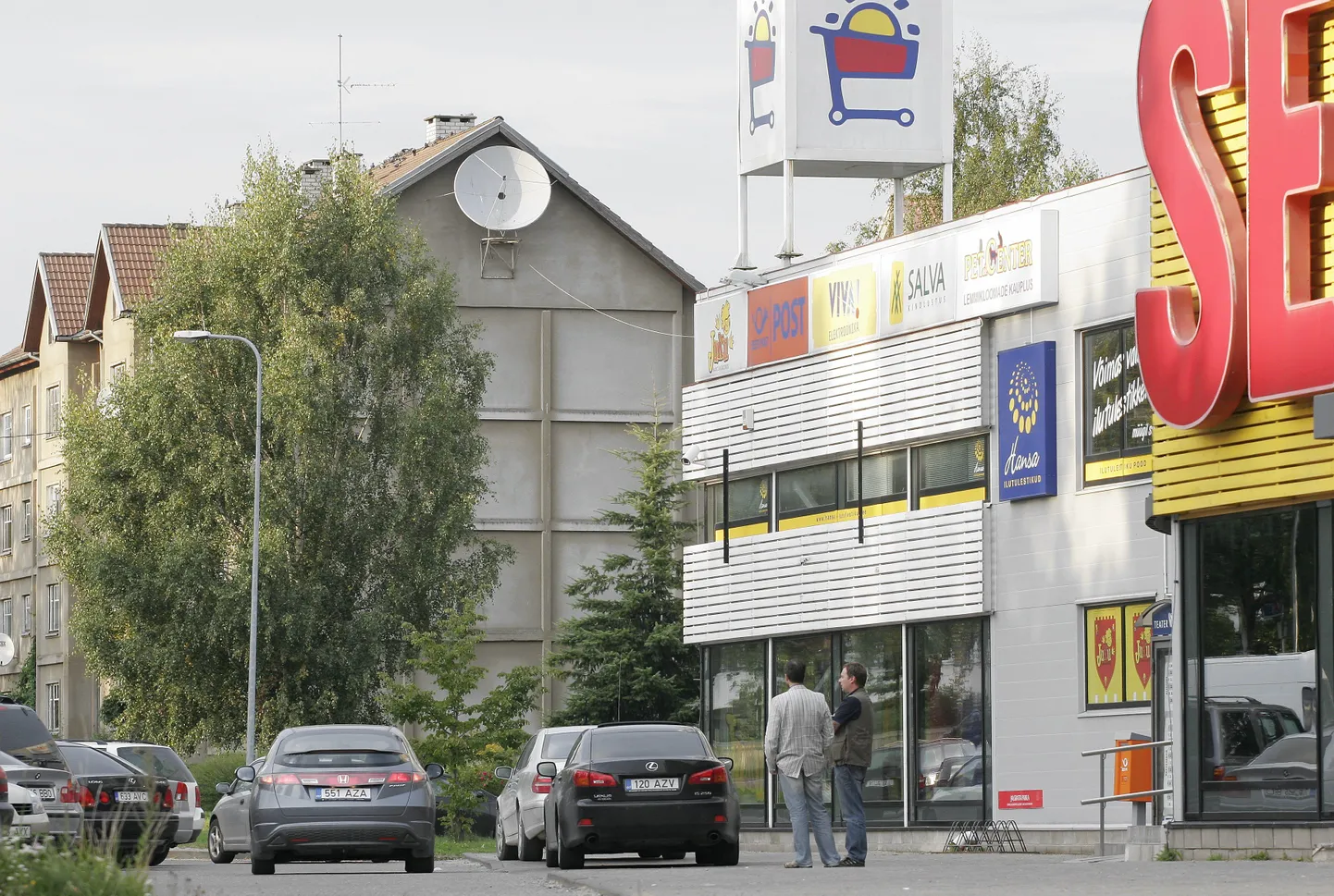 Viljandimaa Lions-klubide liikmed koguvad reedel ja laupäeval heategevuskampaania käigus Männimäe Selveris annetusi, mis lähevad lapsendajate ja asendusperede koolitamiseks.