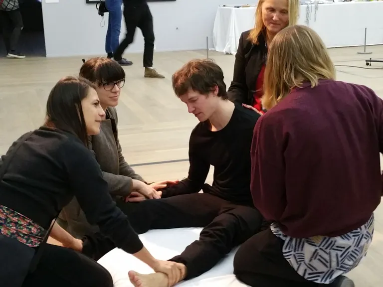 Marina Abramovići performance'it «Freeing the Voice» taasesitanud performer abiliste abil toibumas.