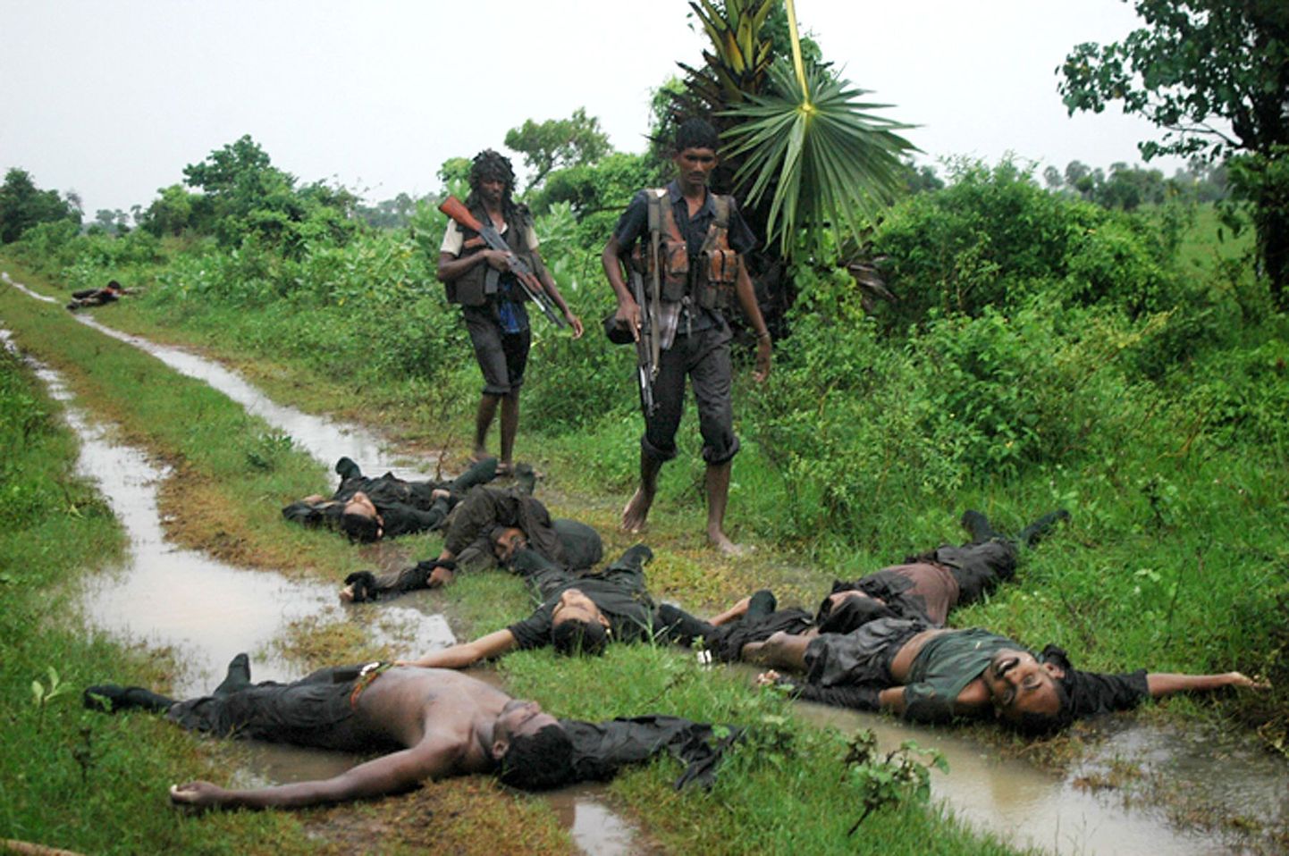 Tamili Tiigrite (LTTE) foto sissidest, kes mööduvad teel tapetud sõduritest.