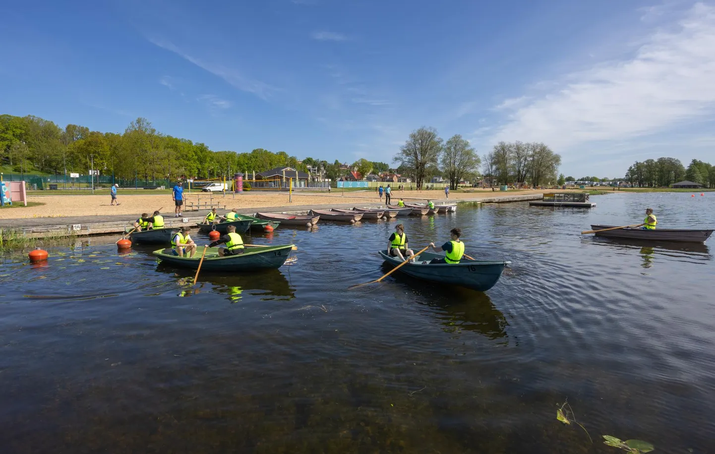 Kolmapäeval kasutasid Viljandi järve rannas olevaid paate oma sporditunni tarvis kooliõpilased.