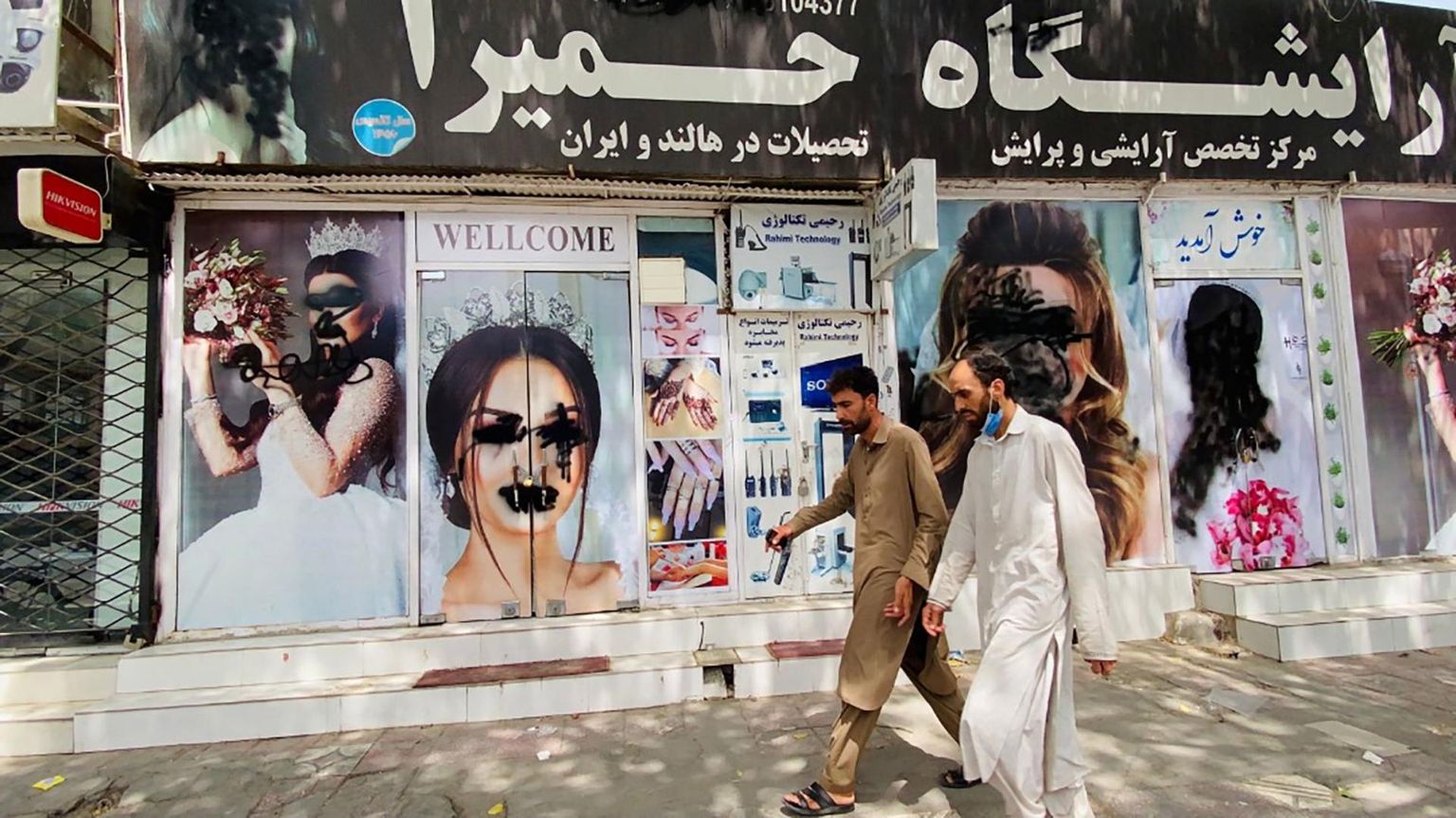 Kabuli ilusalongi fassaadi kaunistavad naistepildid soditi peale Talibani võimuletulekut musta värviga üle. 