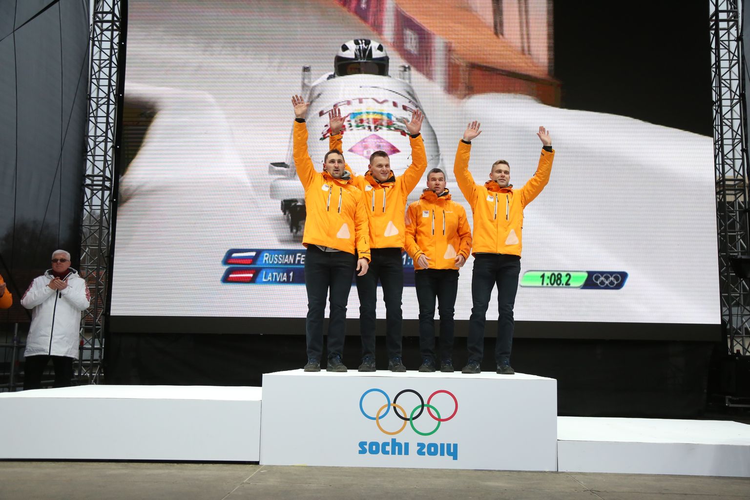 Latvijas bobsleja pilots Oskars Melbārdis ar stūmējiem Daumantu Dreiškenu, Arvi Vilkasti un Jāni Strengu sestdien Siguldā svinīgā ceremonijā saņēma 2014.gada Soču olimpisko spēļu zelta medaļas četriniekiem, bet Melbārdis ar Dreiškenu kaklā kāra arī bronzas godalgas divniekiem.