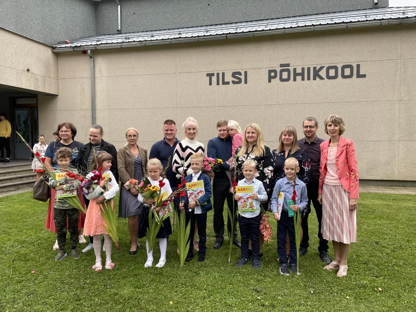 Tilsi põhikooli 1. klassi lapsed koos pereliikmete ja klassijuhataja Marge Muistega