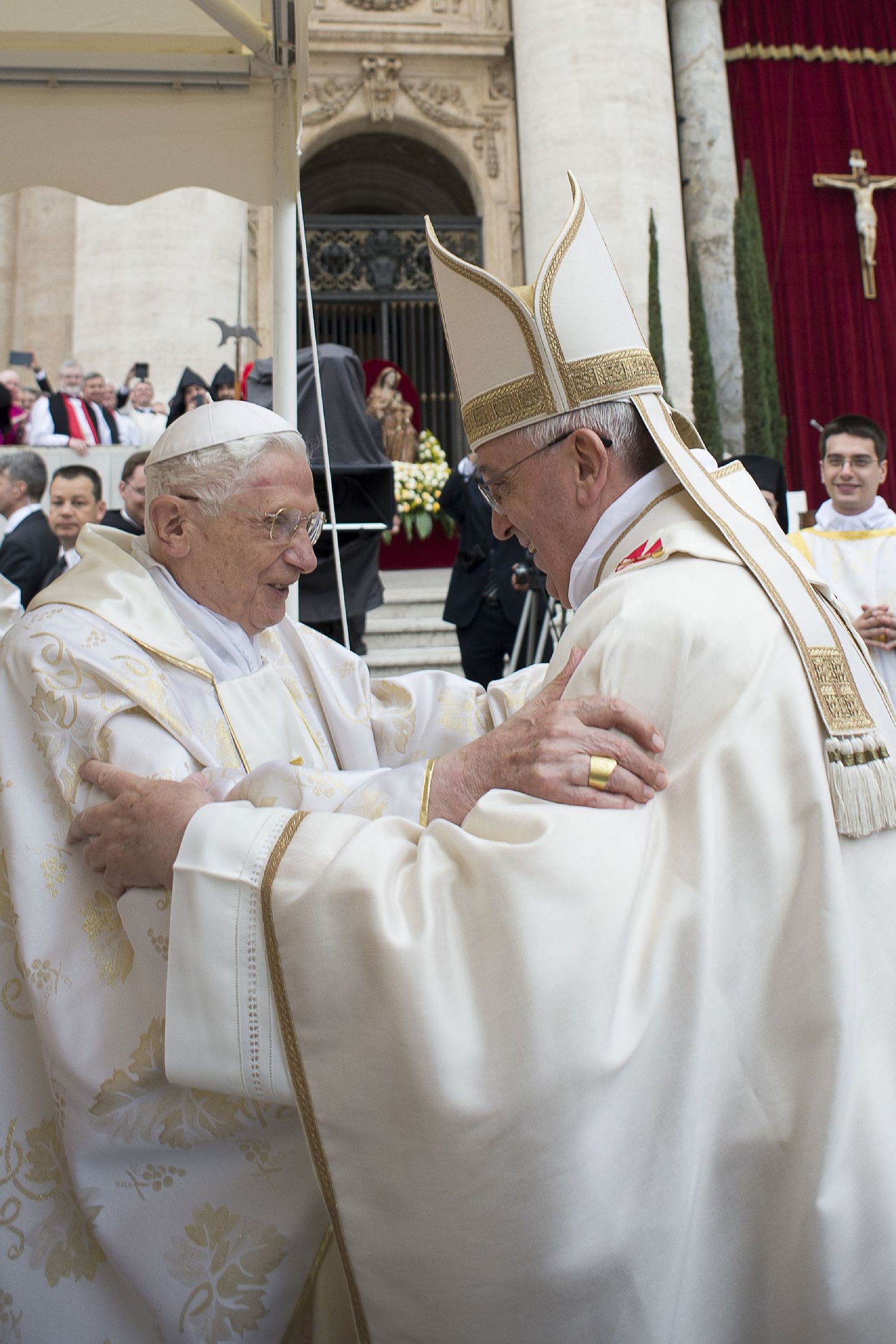 Paavst Franciscus (paremal)  ja emeriitpaavst Benedictus XVI