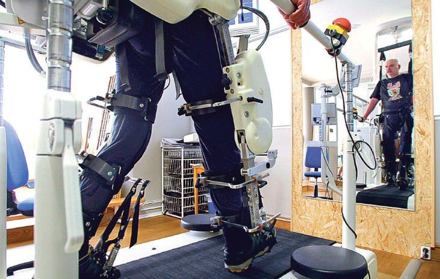 Rehabilitatsioonikeskuses Adeli harjutas eile kõnnirobotiga kõndimist Raivo Rõngas. Temal on seda teenust tõesti vaja.